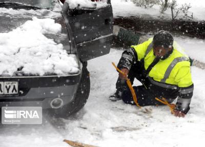 خبرنگاران کمک رسانی پلیس خراسان شمالی به 100 خودرو گرفتار در برف