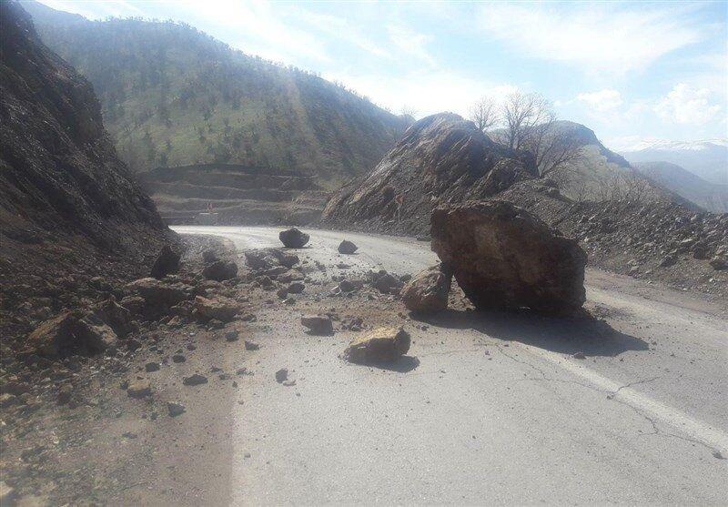 خبرنگاران رانش کوه چند روستای منطقه ولوپی سوادکوه را مسدود کرد
