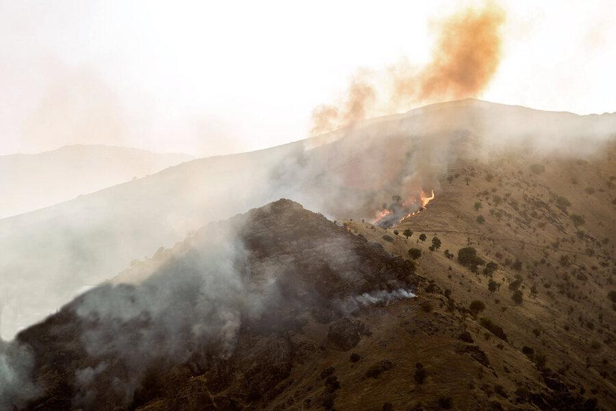 آتش سوزی کوه سیاه دشتستان همچنان ادامه دارد