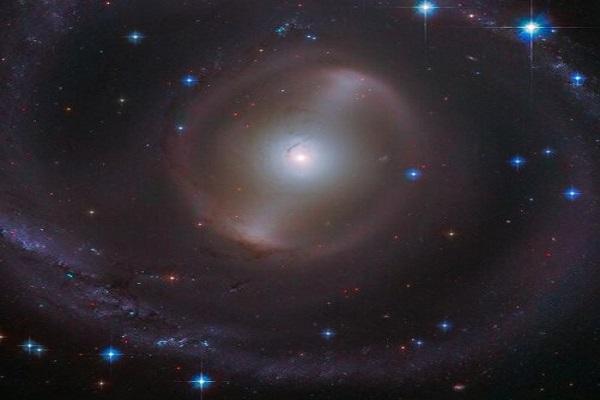 تصویر خارق العاده از کهکشان مارپیچی میله ای