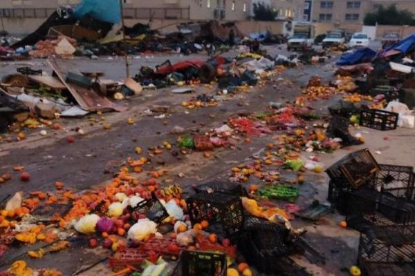 (ویدئو) ماجرای حمله افراد نقاب دار به بازار میوه و تره بار در اهواز