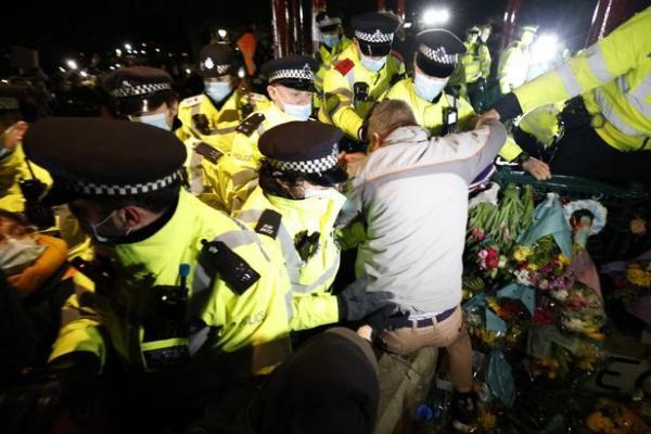 خبرنگاران خشونت پلیس لندن در تجمع یادبود قتل زن جوان