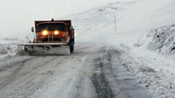 بارش برف و مسدودی راه ارتباطی 95 روستای لرستان